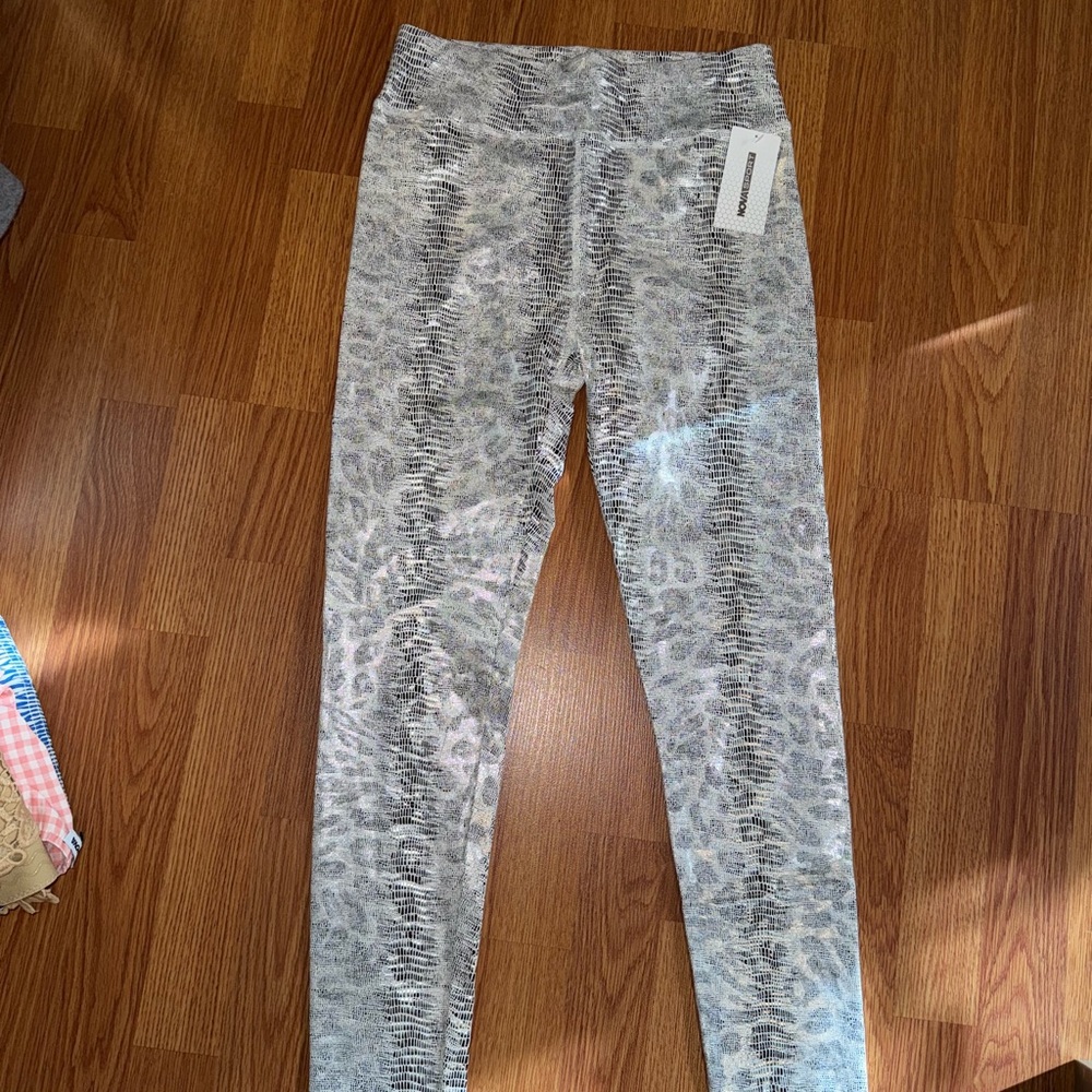 Silver Patterned Workout Set - Picture 3 of 4